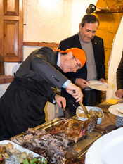 Il Presidente di Zona serve il suo agnello all'Addetto Stampa